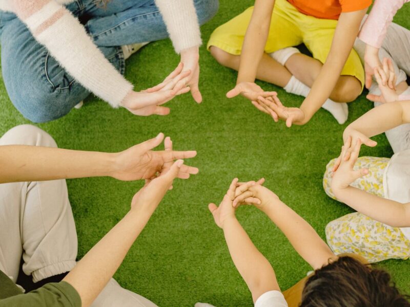 🤲 みんなの手と手がつながって、笑顔がひろがる。 一緒に楽しむ時間が宝物。